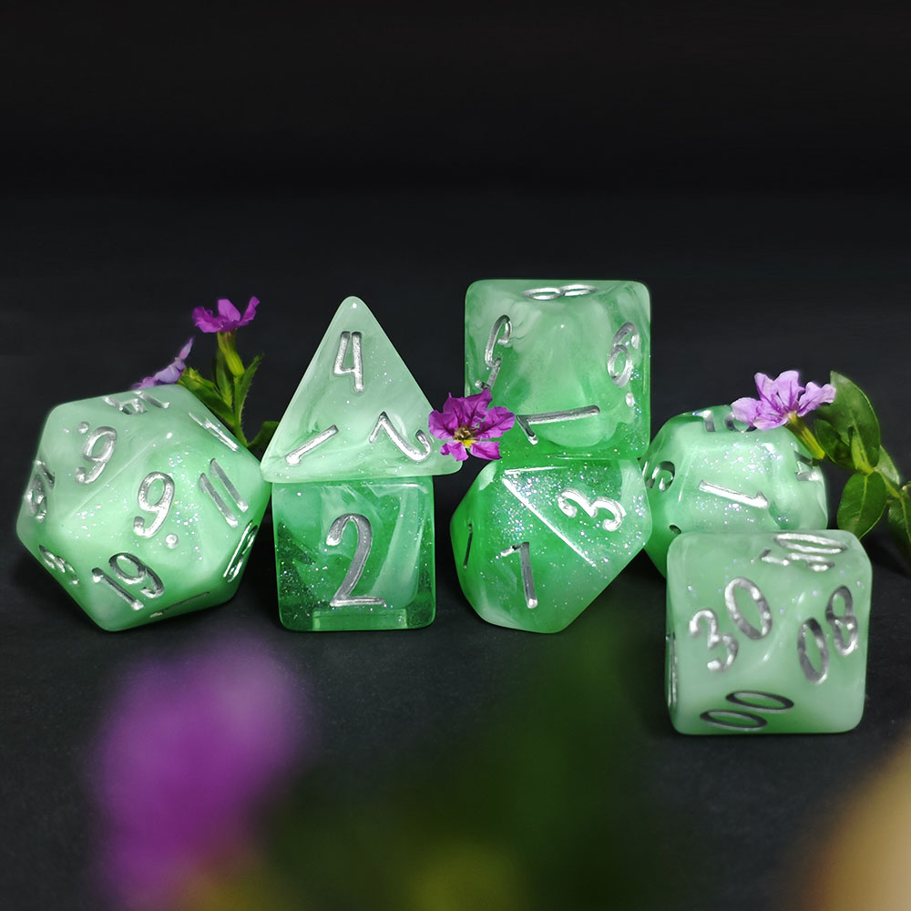 مجموعة من 7 قطع من مكعبات DND  - مراجعة Dice Set Polyhedral وسعره