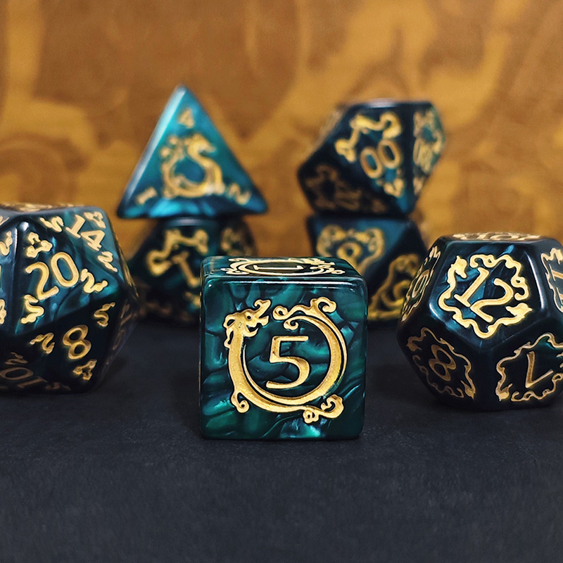 مجموعة من 7 قطع من مكعبات النر - مراجعة Dice Set Polyhedral وسعره